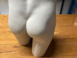 Fessier de mannequin homme en fibre de verre blanc – H51 cm