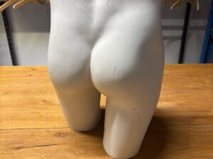 Fessier de mannequin homme en fibre de verre blanc – H51 cm