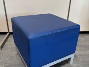 Pouf d’accueil professionnel bleu et gris – Assise en similicuir – L50 x l50 x H45 cm