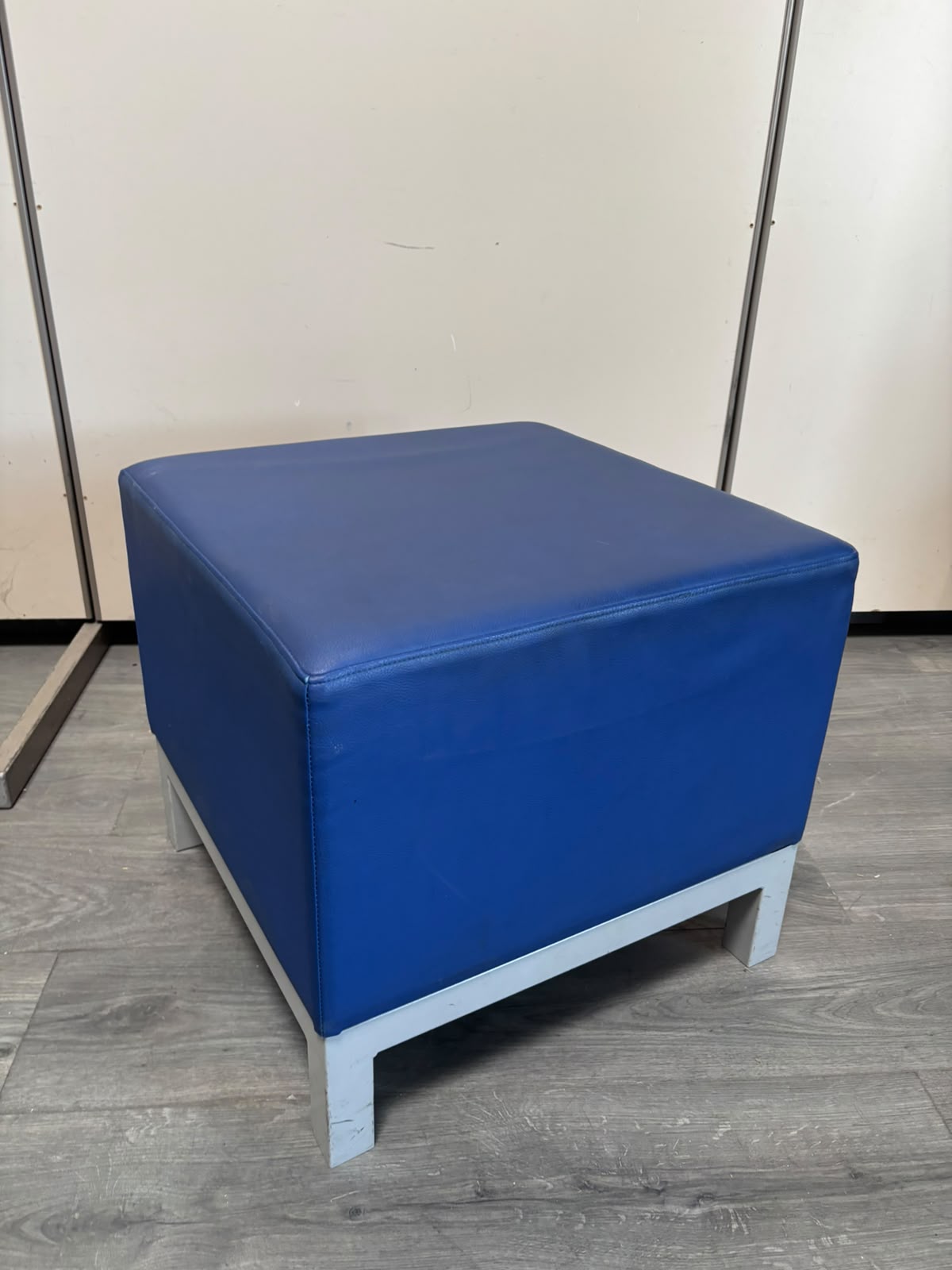 Pouf d'accueil professionnel bleu et gris – Assise en similicuir – L50 x l50 x H45 cm