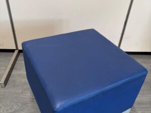 Pouf d’accueil professionnel bleu et gris – Assise en similicuir – L50 x l50 x H45 cm