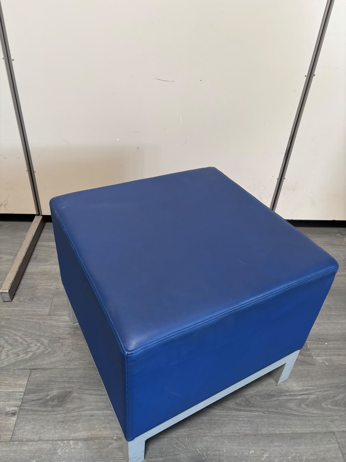 Pouf d'accueil professionnel bleu et gris – Assise en similicuir – L50 x l50 x H45 cm