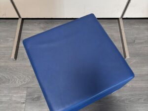 Pouf d’accueil professionnel bleu et gris – Assise en similicuir – L50 x l50 x H45 cm