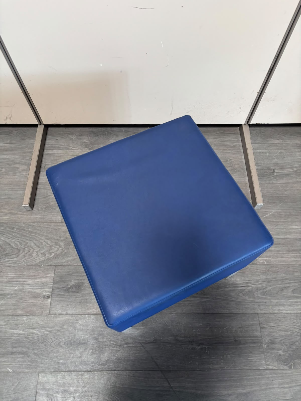 Pouf d'accueil professionnel bleu et gris – Assise en similicuir – L50 x l50 x H45 cm