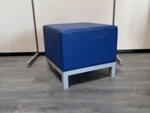 Pouf d’accueil professionnel bleu et gris – Assise en similicuir – L50 x l50 x H45 cm