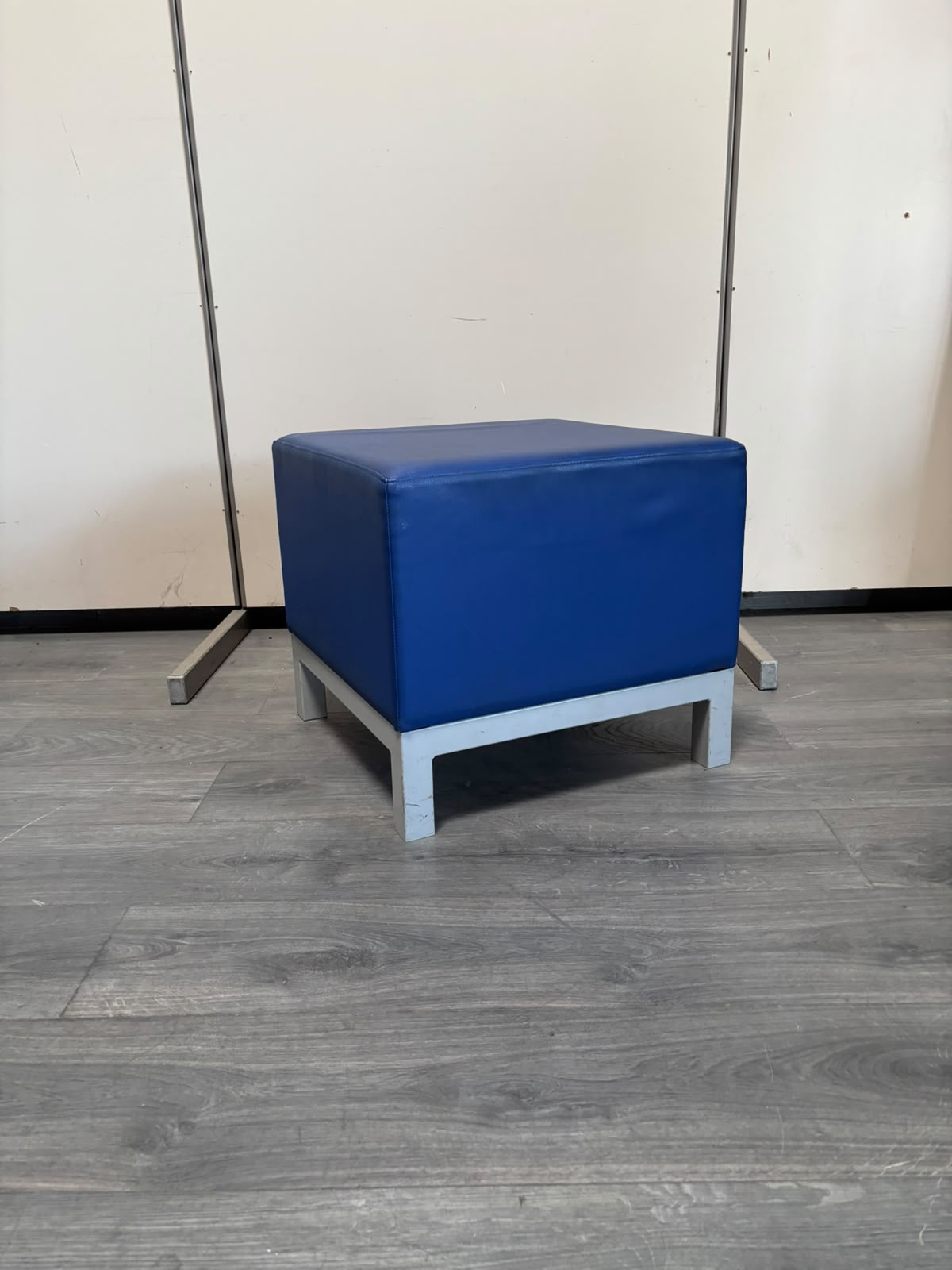 Pouf d'accueil professionnel bleu et gris – Assise en similicuir – L50 x l50 x H45 cm