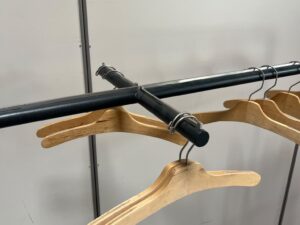 Portant à vêtements professionnel noir avec bras – L125 cm