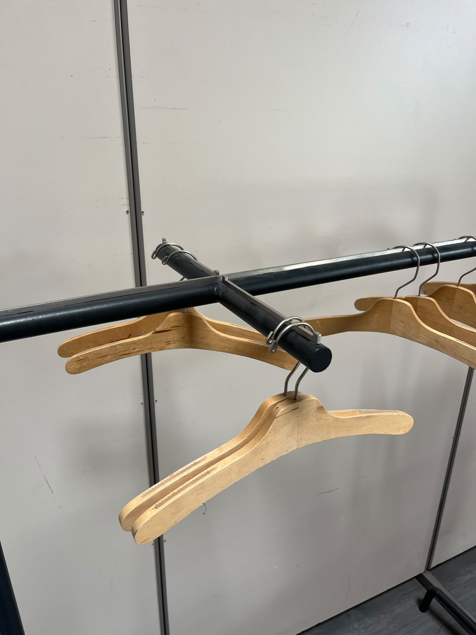 Portant à vêtements professionnel noir avec bras – L125 cm