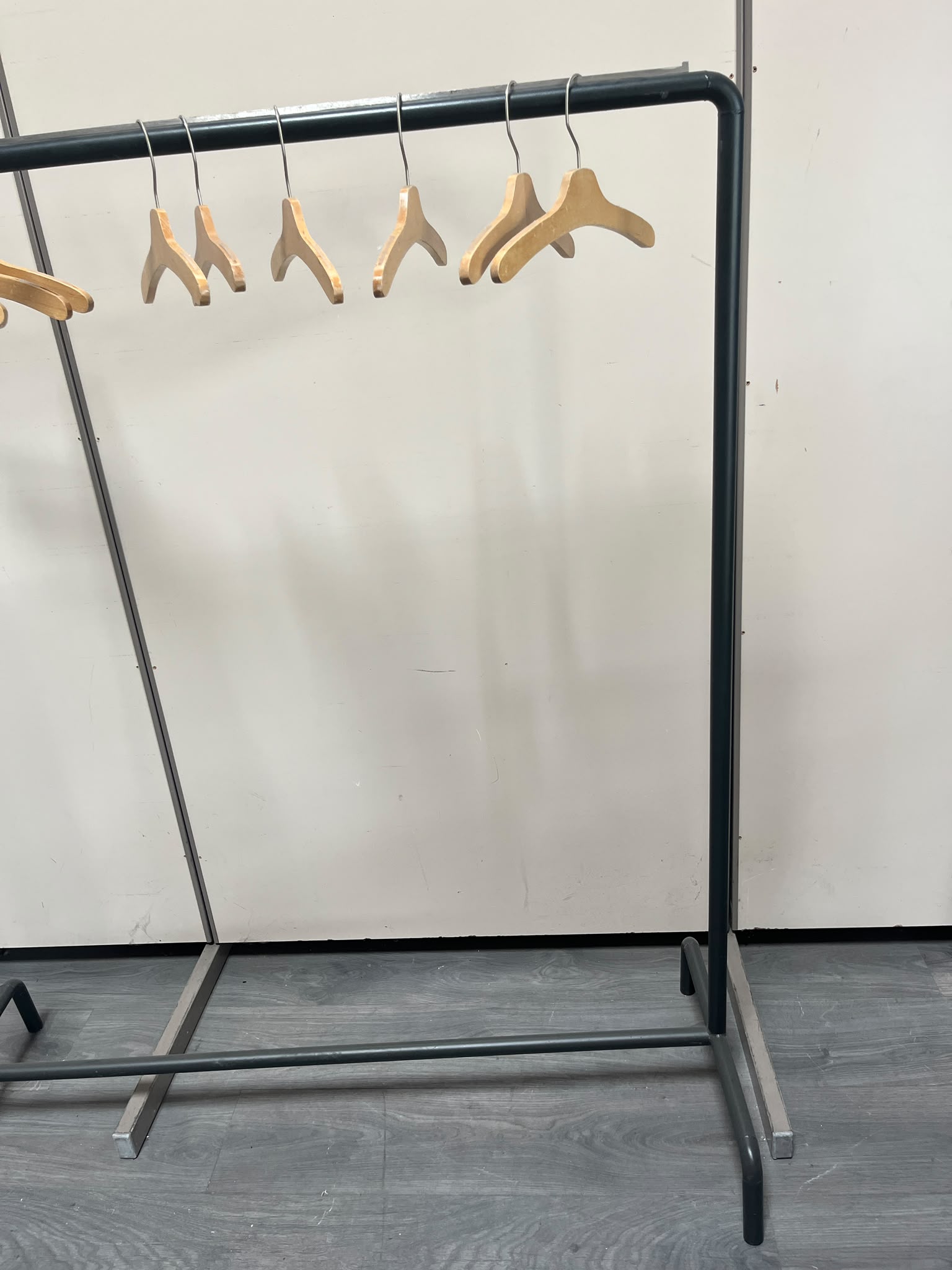 Portant à vêtements professionnel noir avec bras – L125 cm