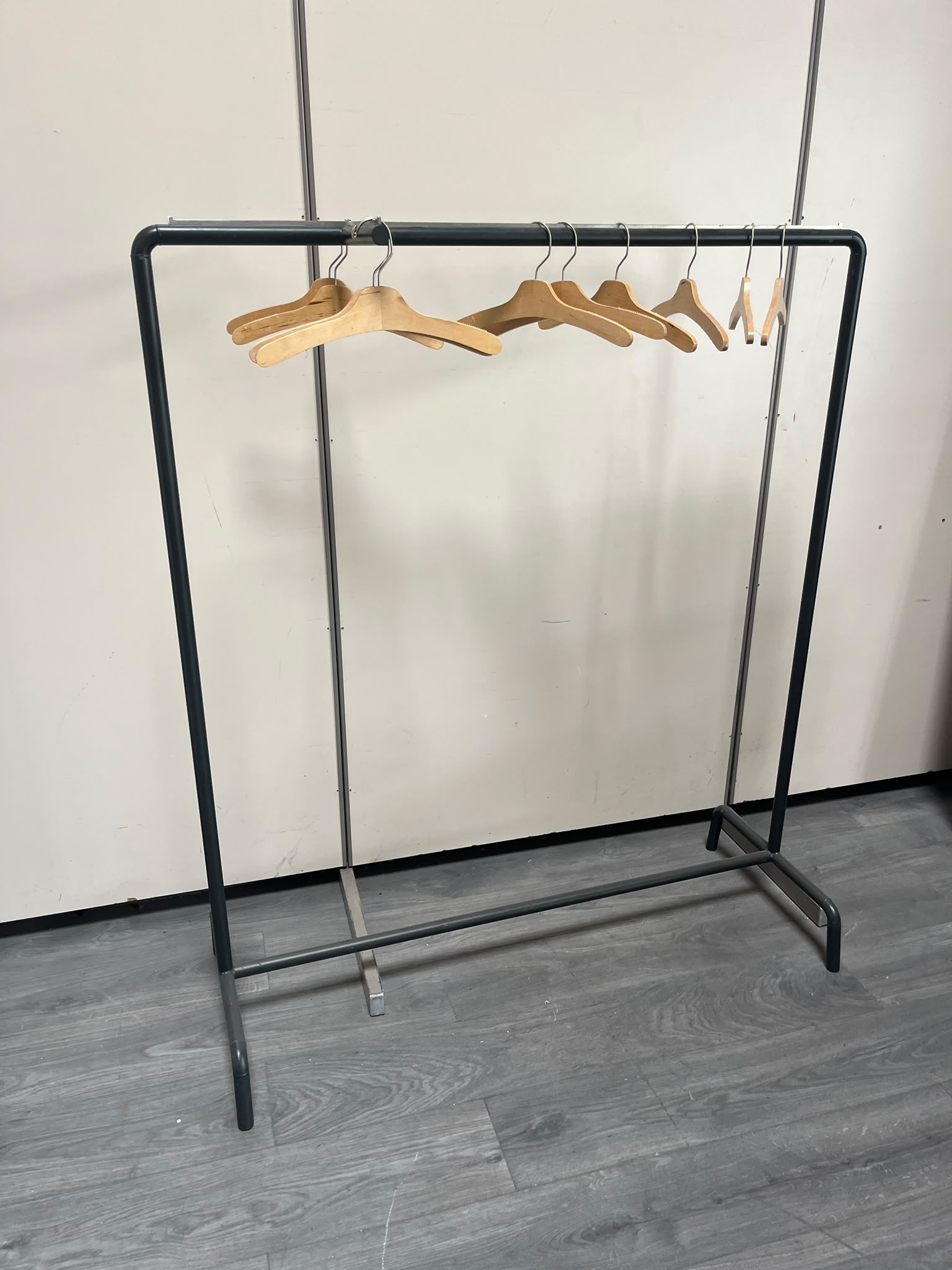 Portant à vêtements professionnel noir avec bras – L125 cm