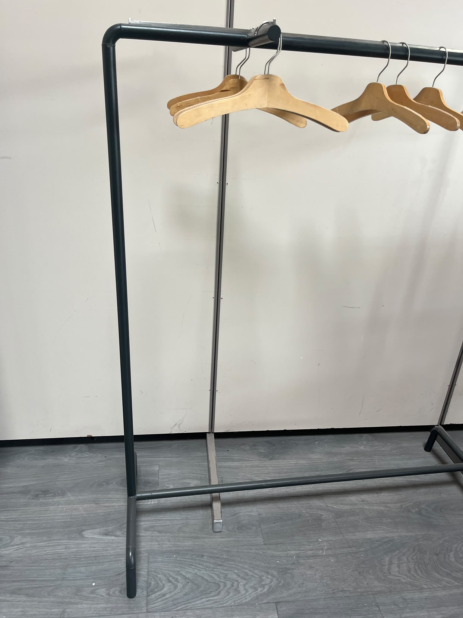 Portant à vêtements professionnel noir avec bras – L125 cm