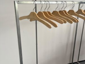 Portant à vêtements professionnel avec retour gris – L125 cm