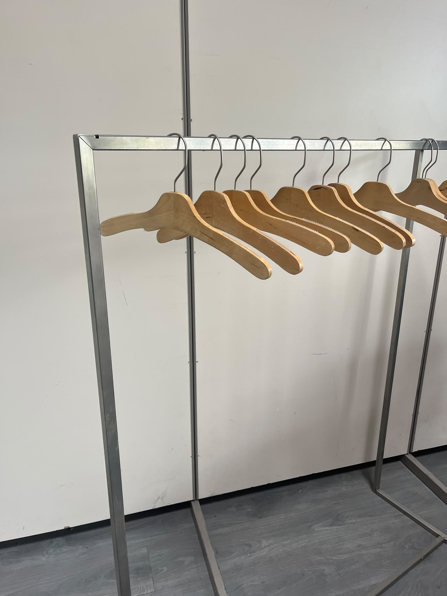 Portant à vêtements professionnel avec retour gris – L125 cm
