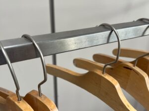 Portant à vêtements professionnel avec retour gris – L125 cm