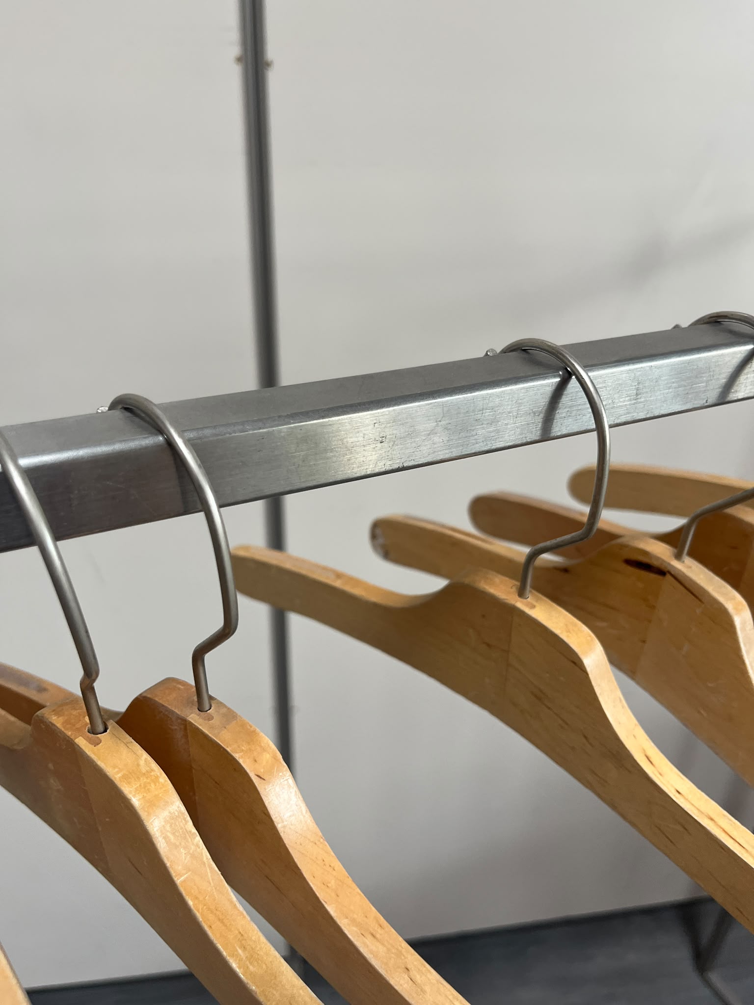 Portant à vêtements professionnel avec retour gris – L125 cm