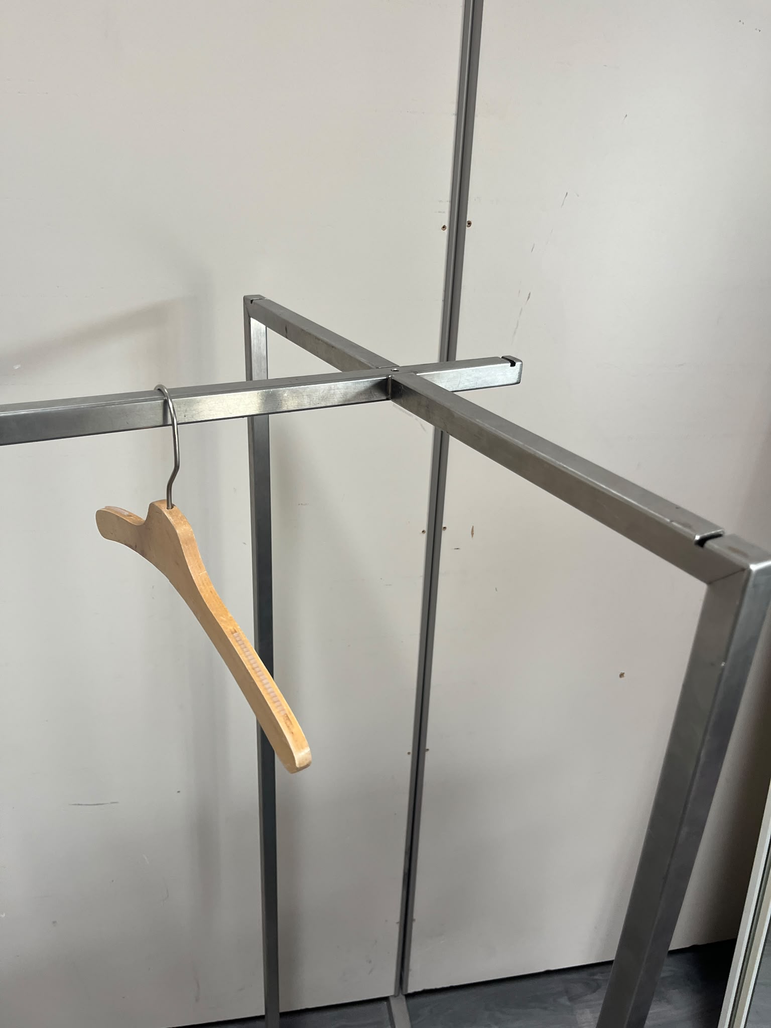 Portant à vêtements professionnel avec retour gris – L125 cm