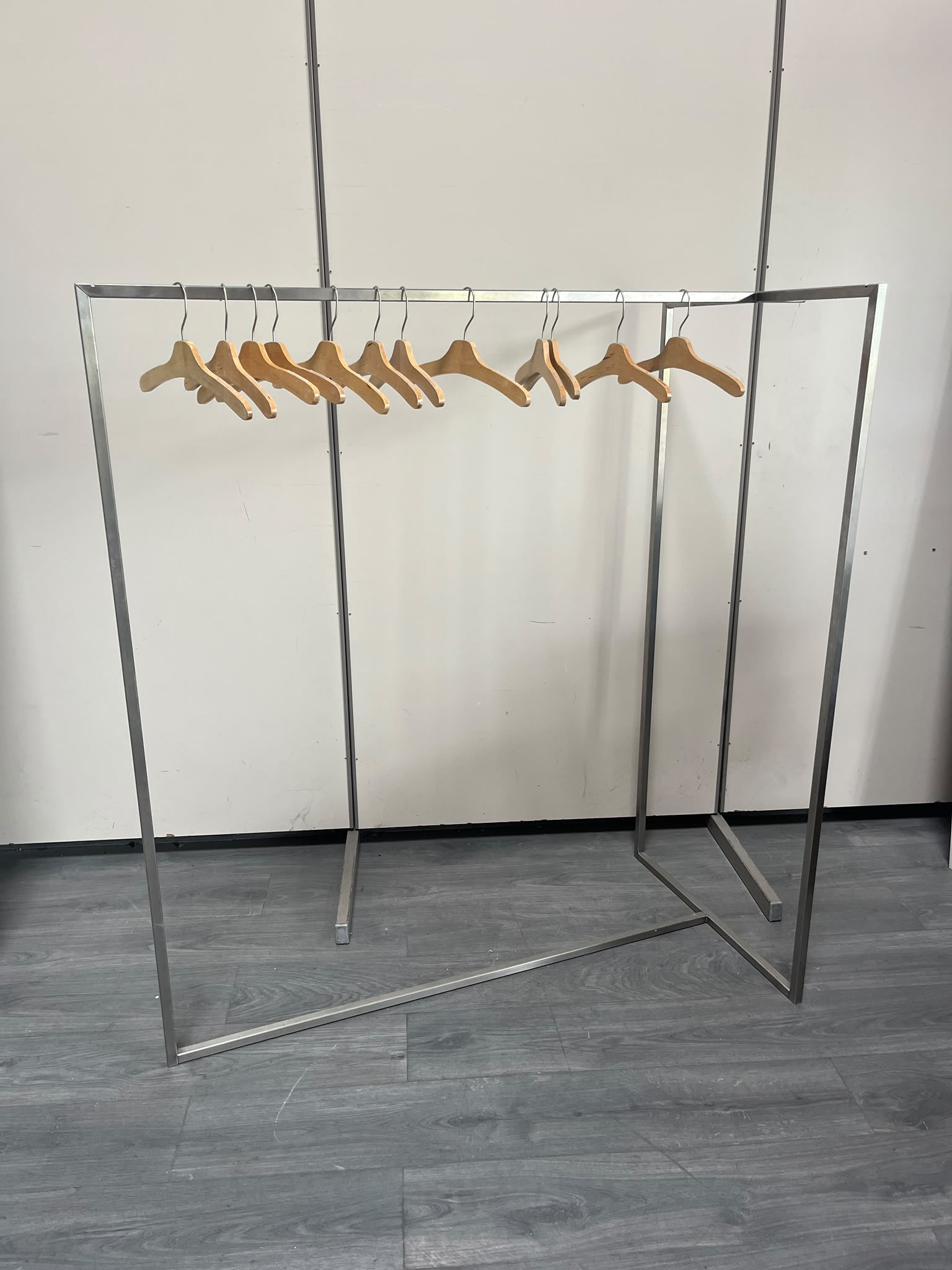 Portant à vêtements professionnel avec retour gris – L125 cm