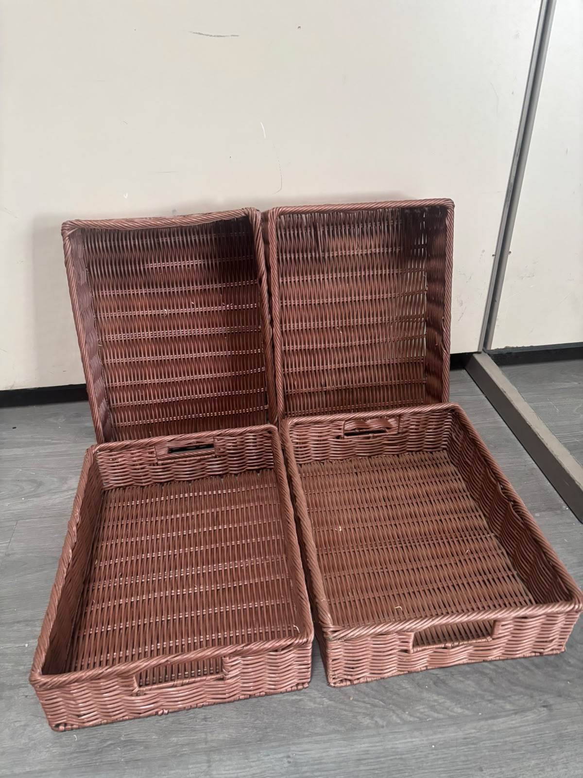 Lot de 4 paniers de présentation en osier marron