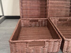 Lot de 4 paniers de présentation en osier marron