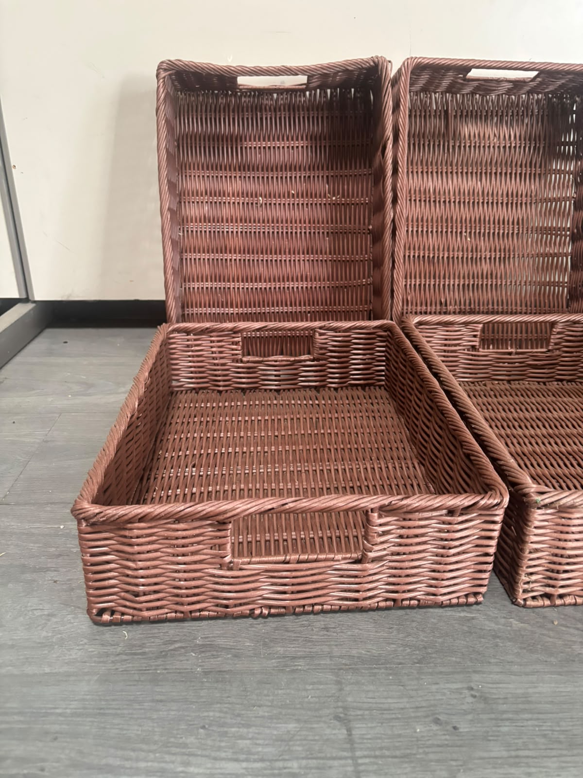 Lot de 4 paniers de présentation en osier marron