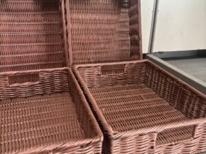 Lot de 4 paniers de présentation en osier marron