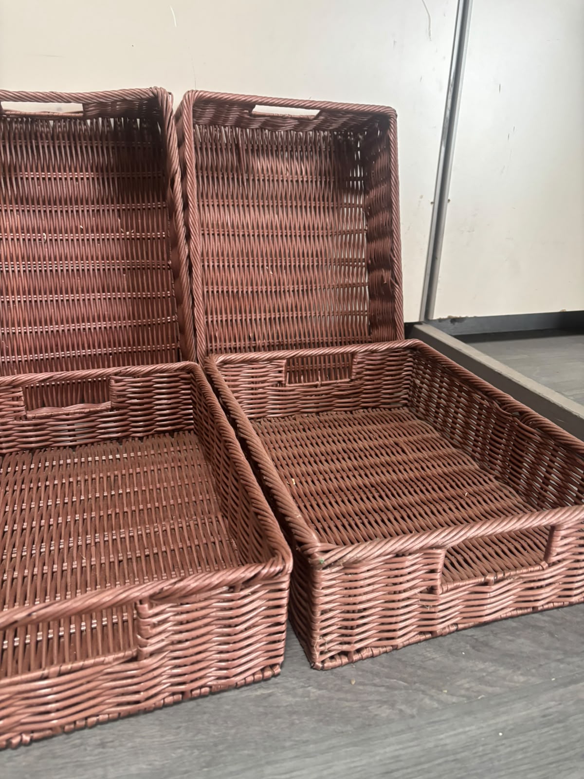 Lot de 4 paniers de présentation en osier marron
