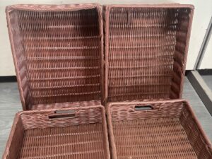 Lot de 4 paniers de présentation en osier marron