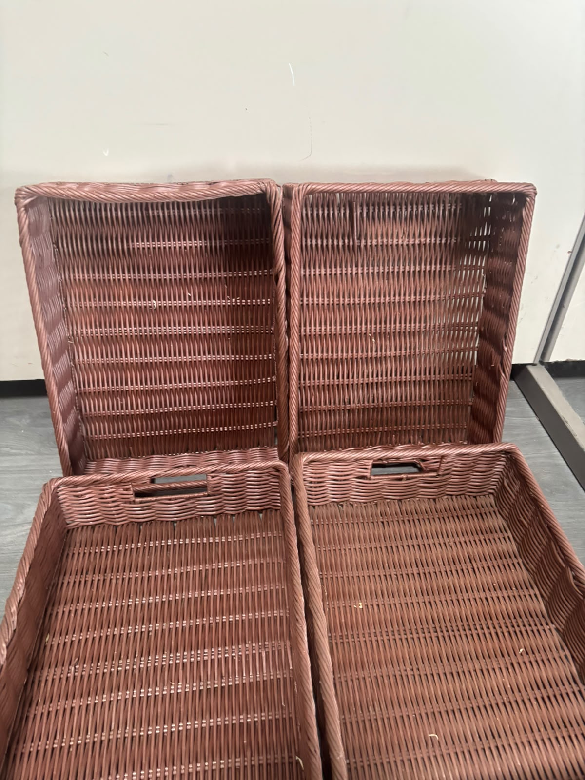 Lot de 4 paniers de présentation en osier marron