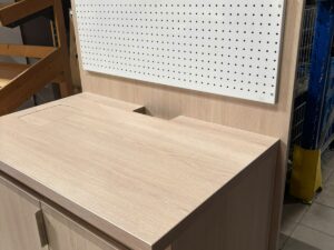 Comptoir d’atelier en bois avec étagères & broches – L101 cm