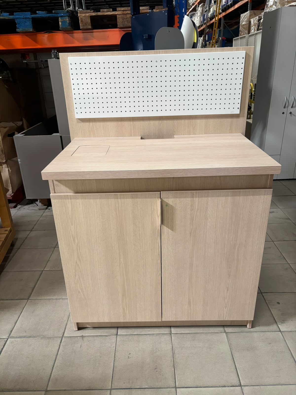 Comptoir d'atelier en bois avec étagères & broches – L101 cm