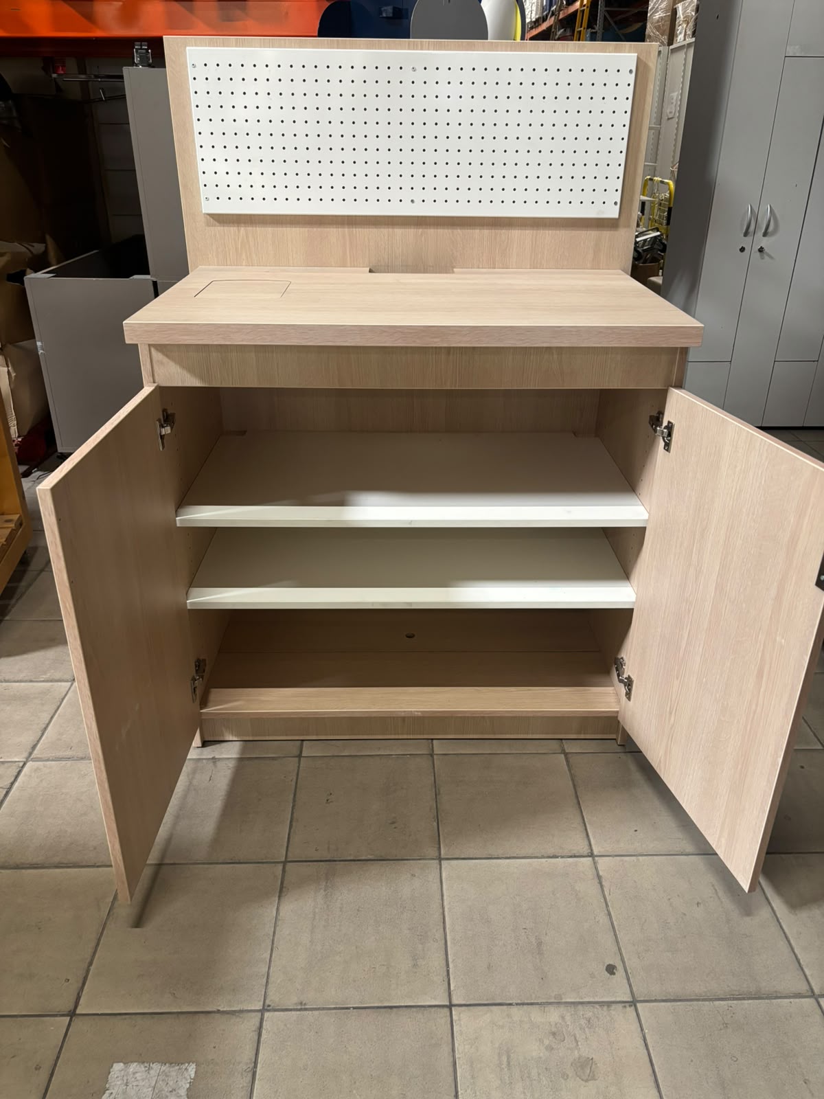 Comptoir d'atelier en bois avec étagères & broches – L101 cm – Image 6