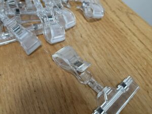 Lot de 11 pinces porte-étiquettes transparentes – H11 cm