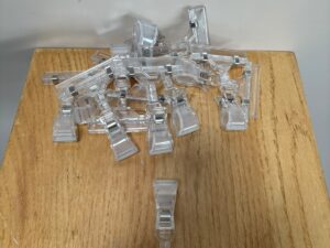 Lot de 11 pinces porte-étiquettes transparentes – H11 cm