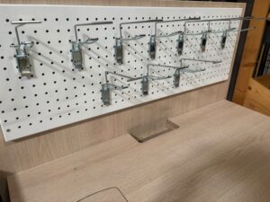 Comptoir d’atelier en bois avec étagères & broches – L101 cm