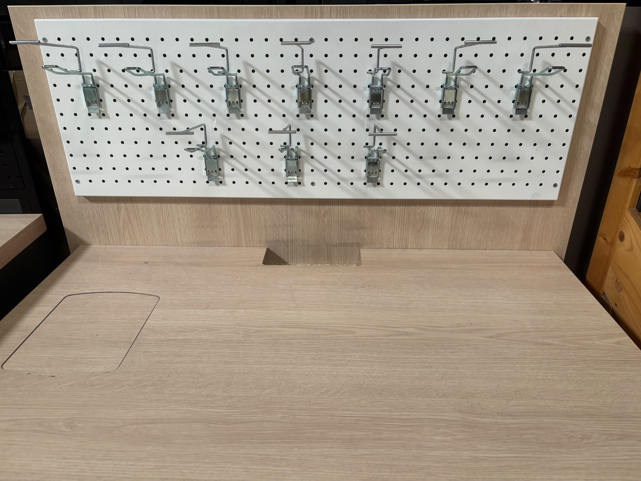 Comptoir d'atelier en bois avec étagères & broches – L101 cm