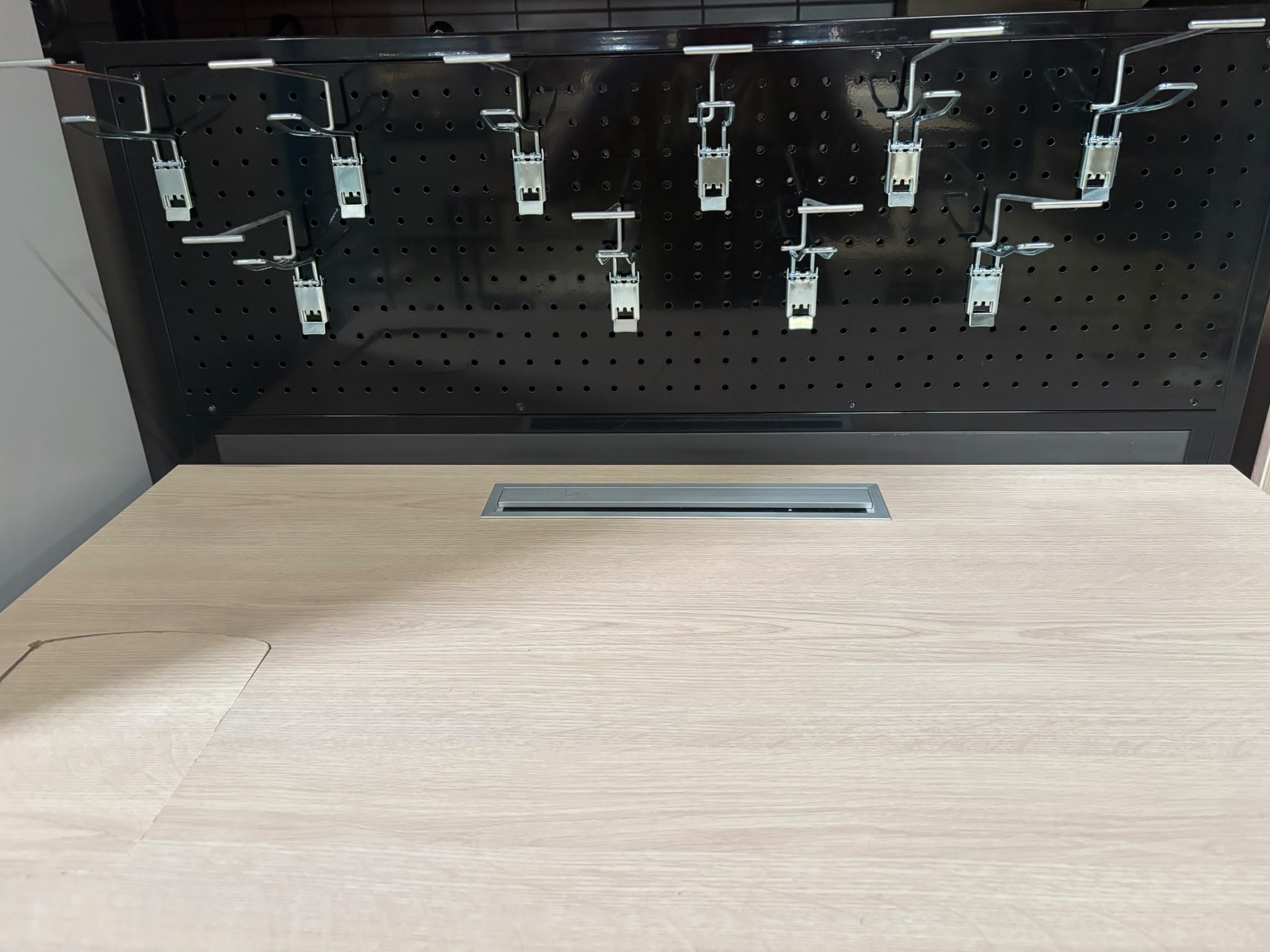 Comptoir d'atelier bois et noir avec plaque métallique & broches – L100 cm