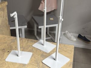 Présentoir métallique réglable blanc – H32 à 59,5 cm