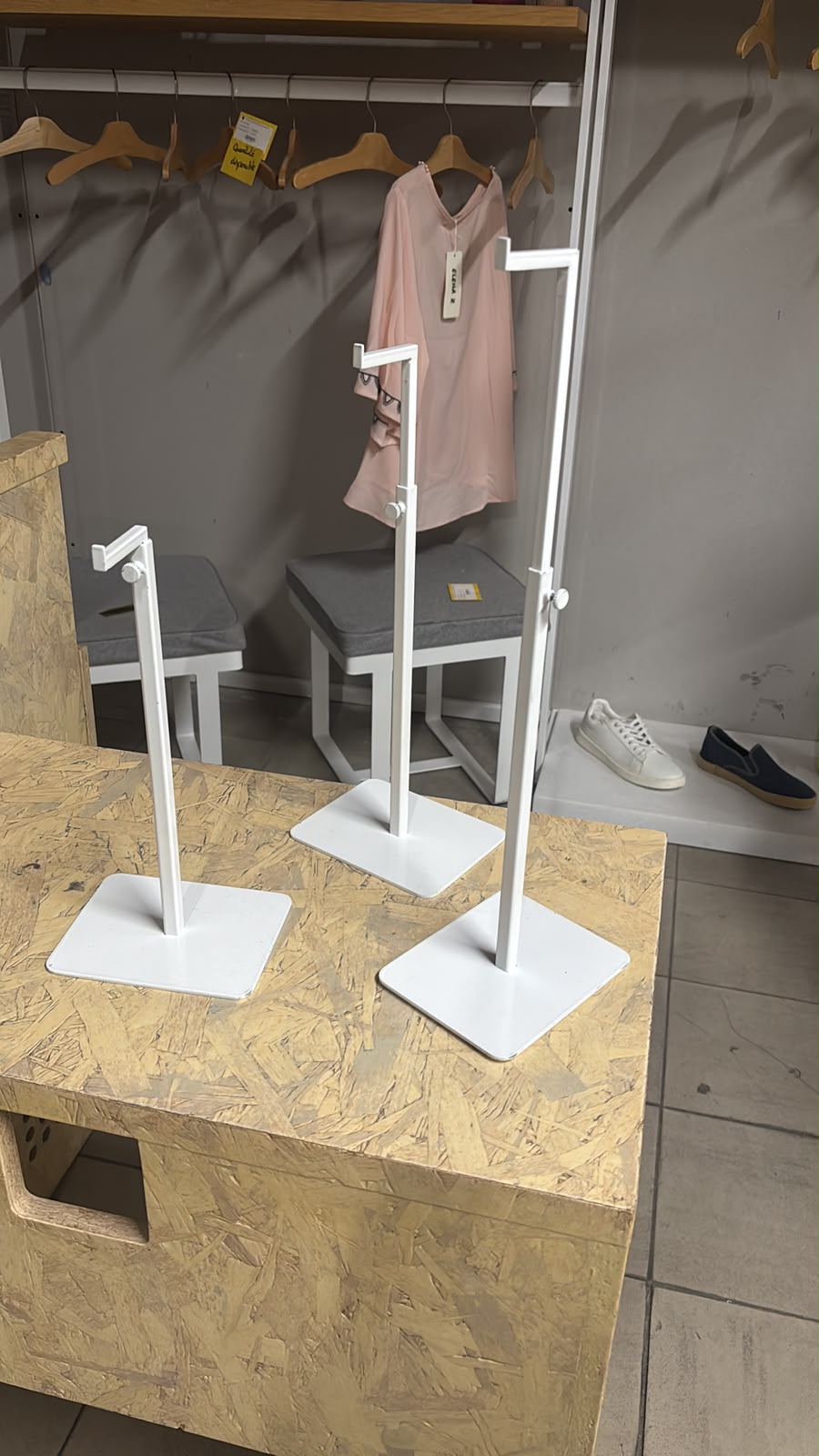 Présentoir métallique réglable blanc – H32 à 59,5 cm