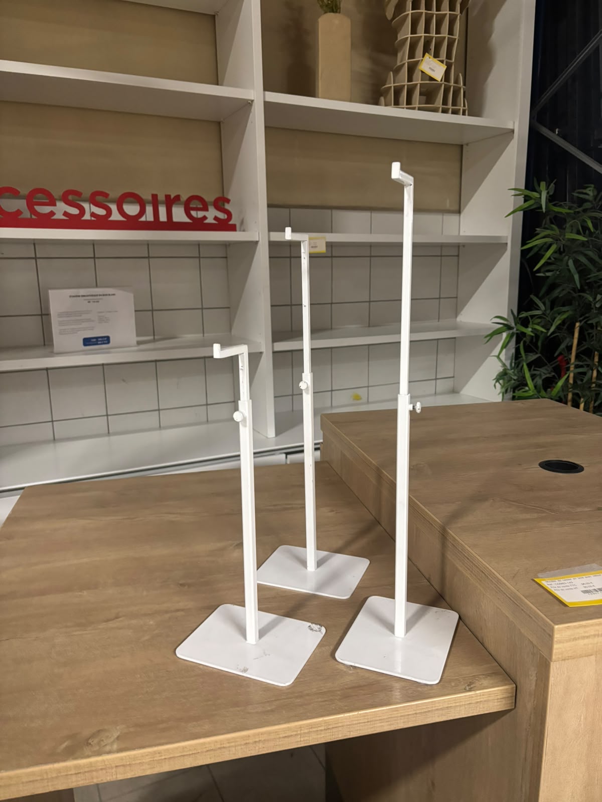 Présentoir métallique réglable blanc – H32 à 59,5 cm