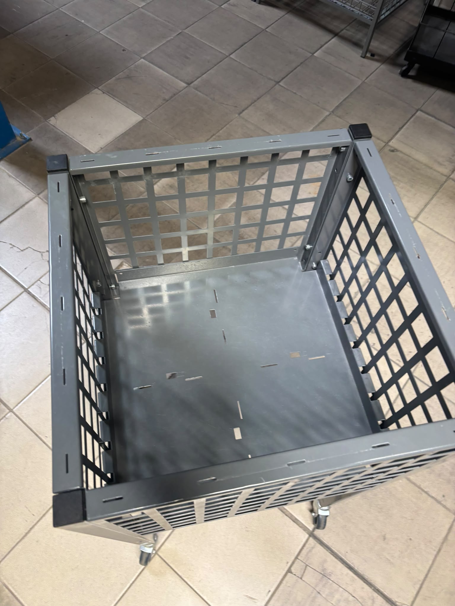 Bac soldeur métallique sur roulettes gris – H93 cm