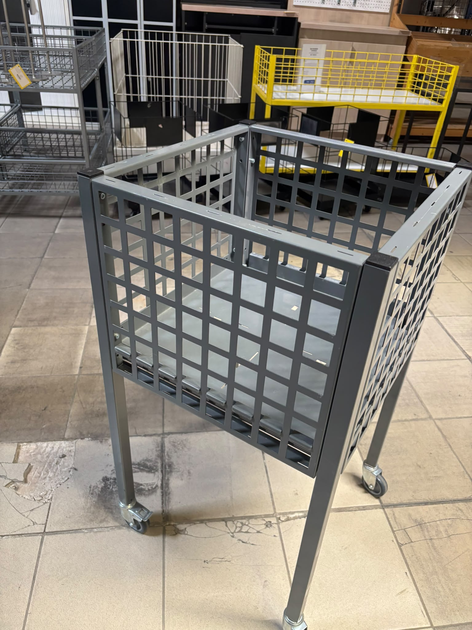 Bac soldeur métallique sur roulettes gris – H93 cm