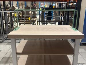 Table de présentation de magasin avec arche métallique – L150 cm