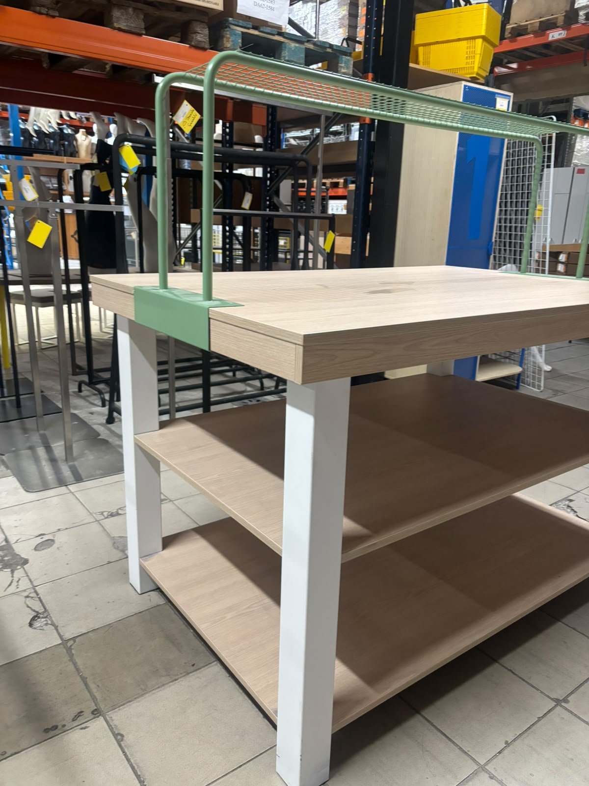 Table de présentation de magasin avec arche métallique – L150 cm