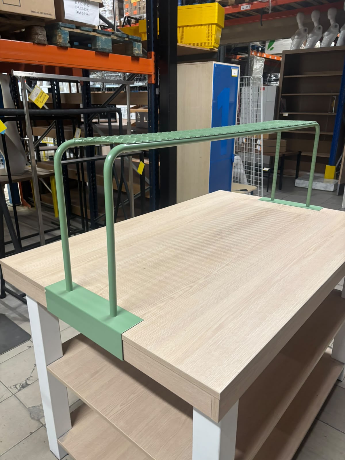 Table de présentation de magasin avec arche métallique – L150 cm