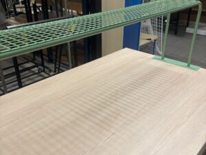 Table de présentation de magasin avec arche métallique – L150 cm