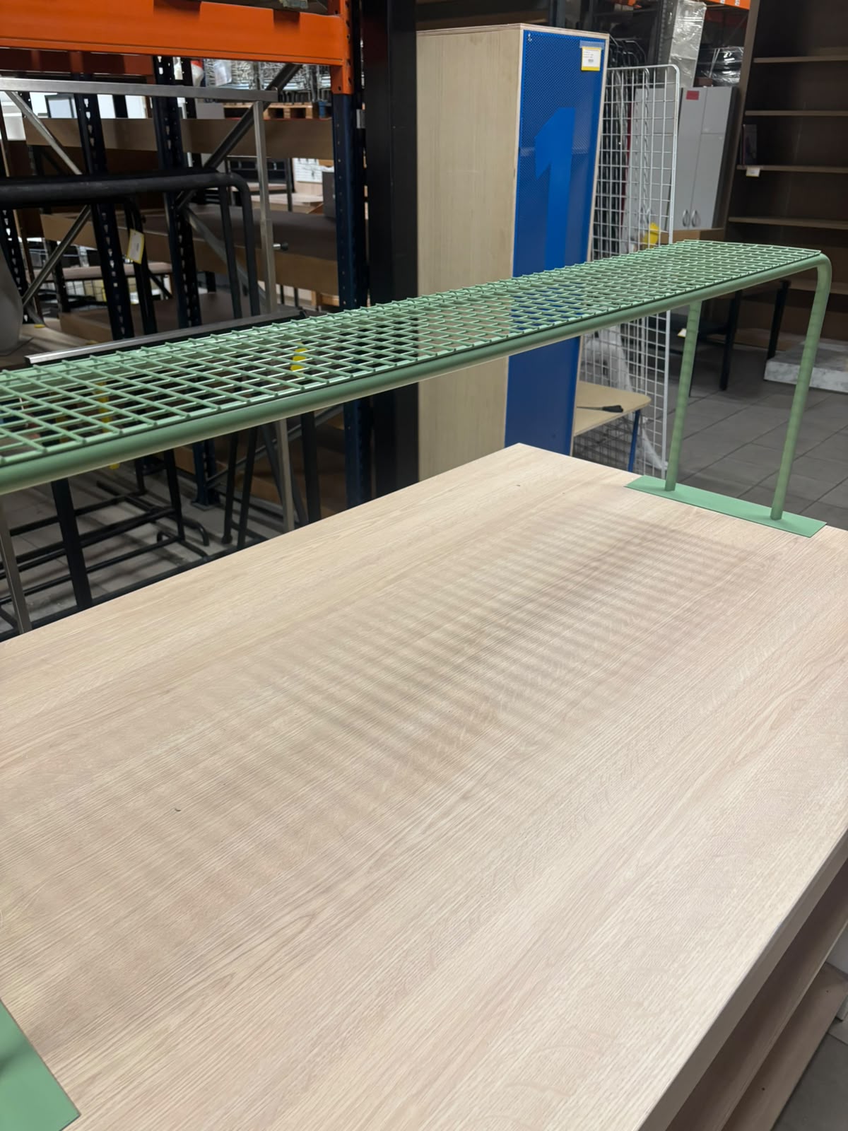 Table de présentation de magasin avec arche métallique – L150 cm