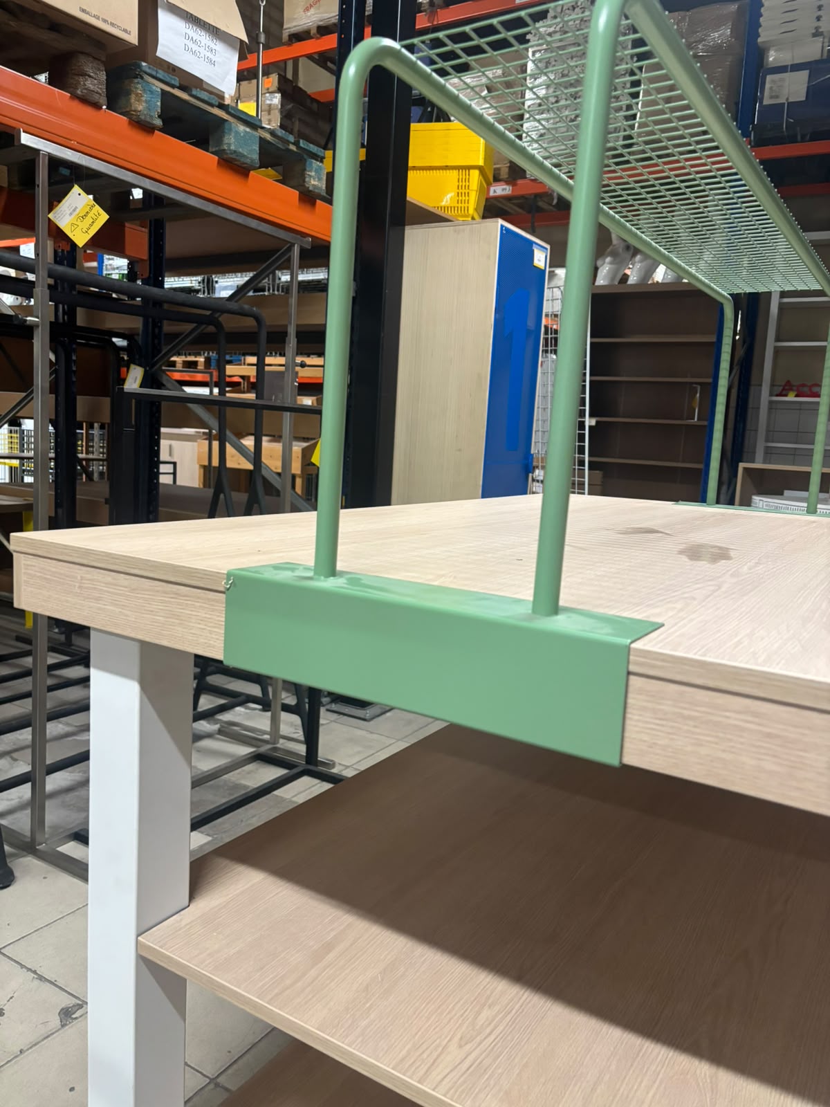 Table de présentation de magasin avec arche métallique – L150 cm