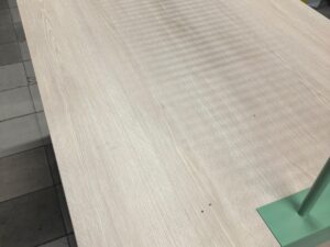 Table de présentation de magasin avec arche métallique – L150 cm