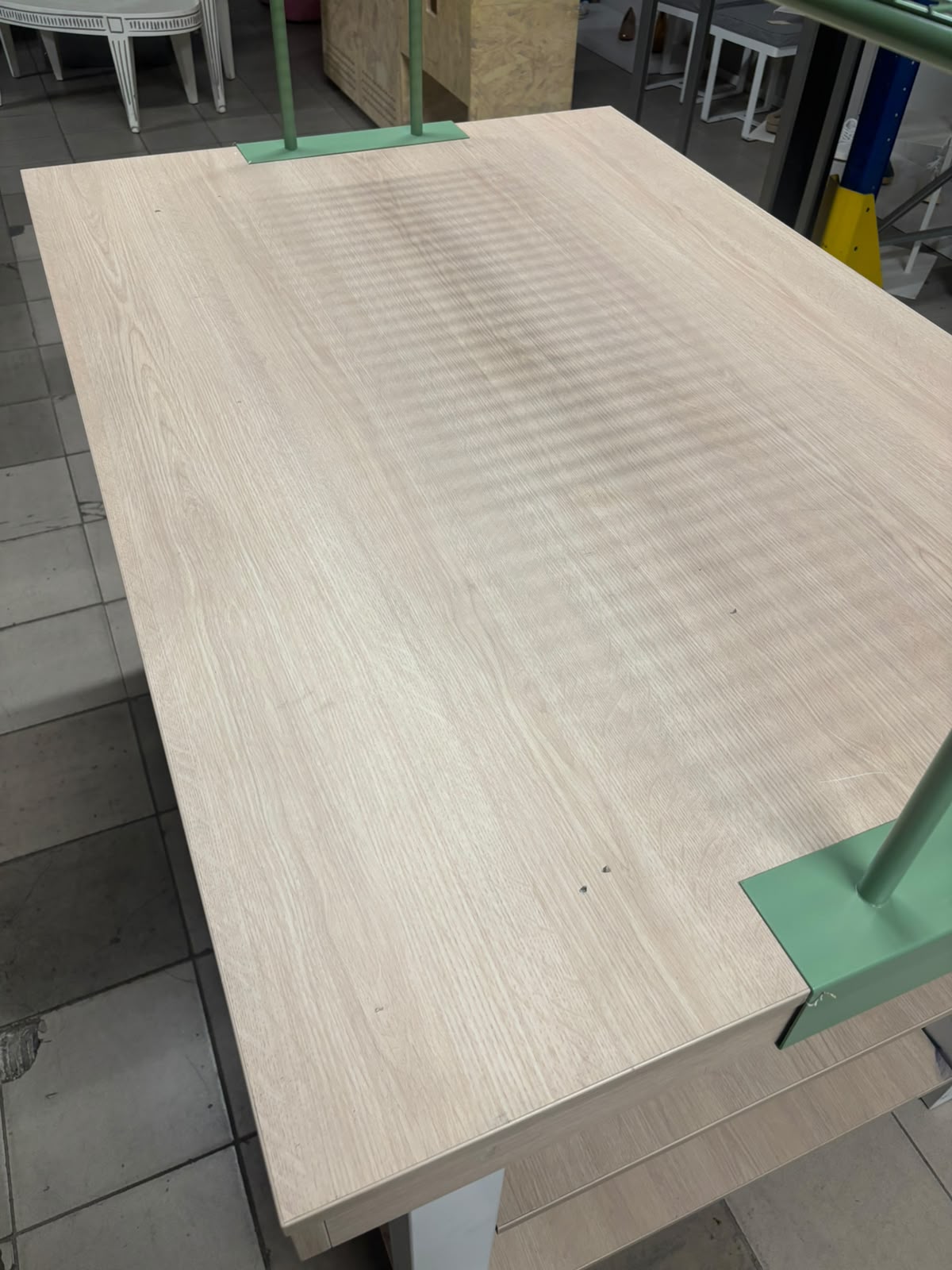 Table de présentation de magasin avec arche métallique – L150 cm
