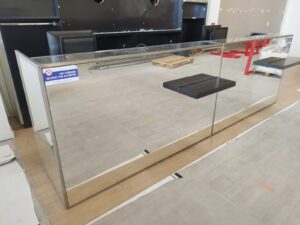 Comptoir d’accueil en bois avec paroi miroir – L348 cm
